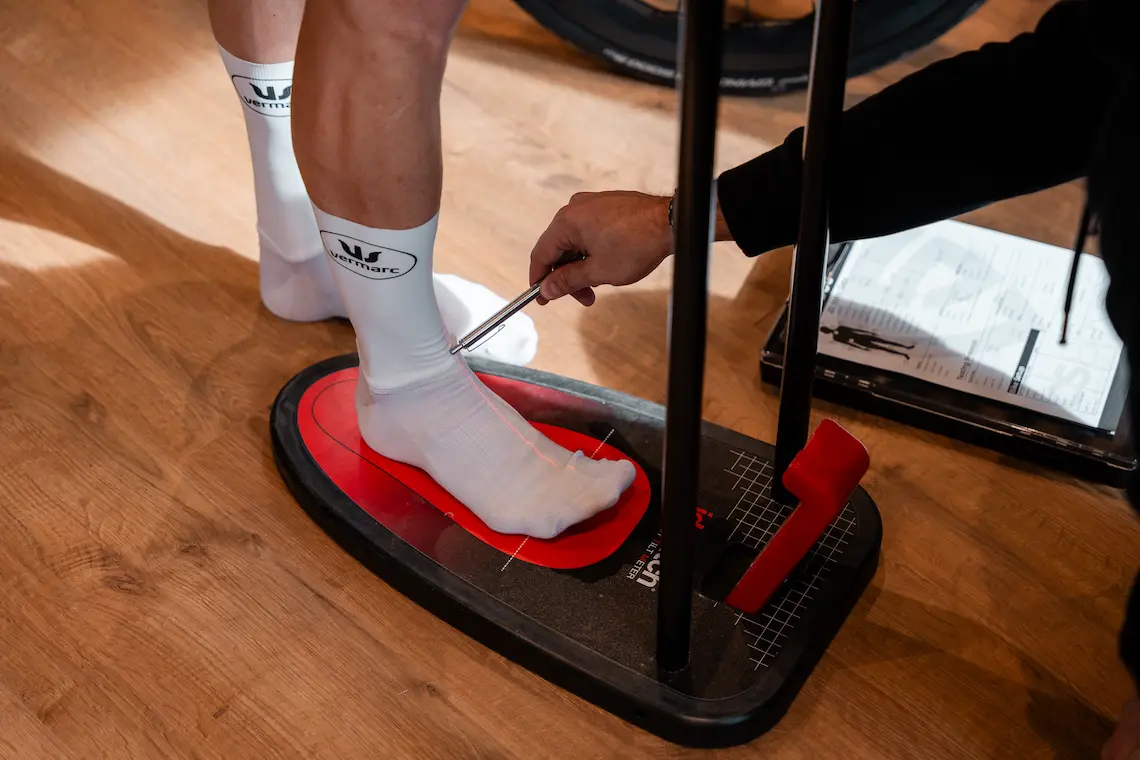 CSBikes-Adjusting_Cleats-1